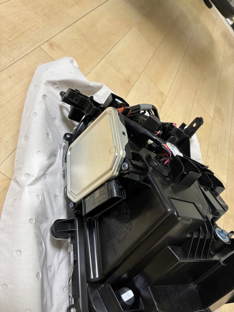 トヨタランクル250 丸目ヘッドライト左