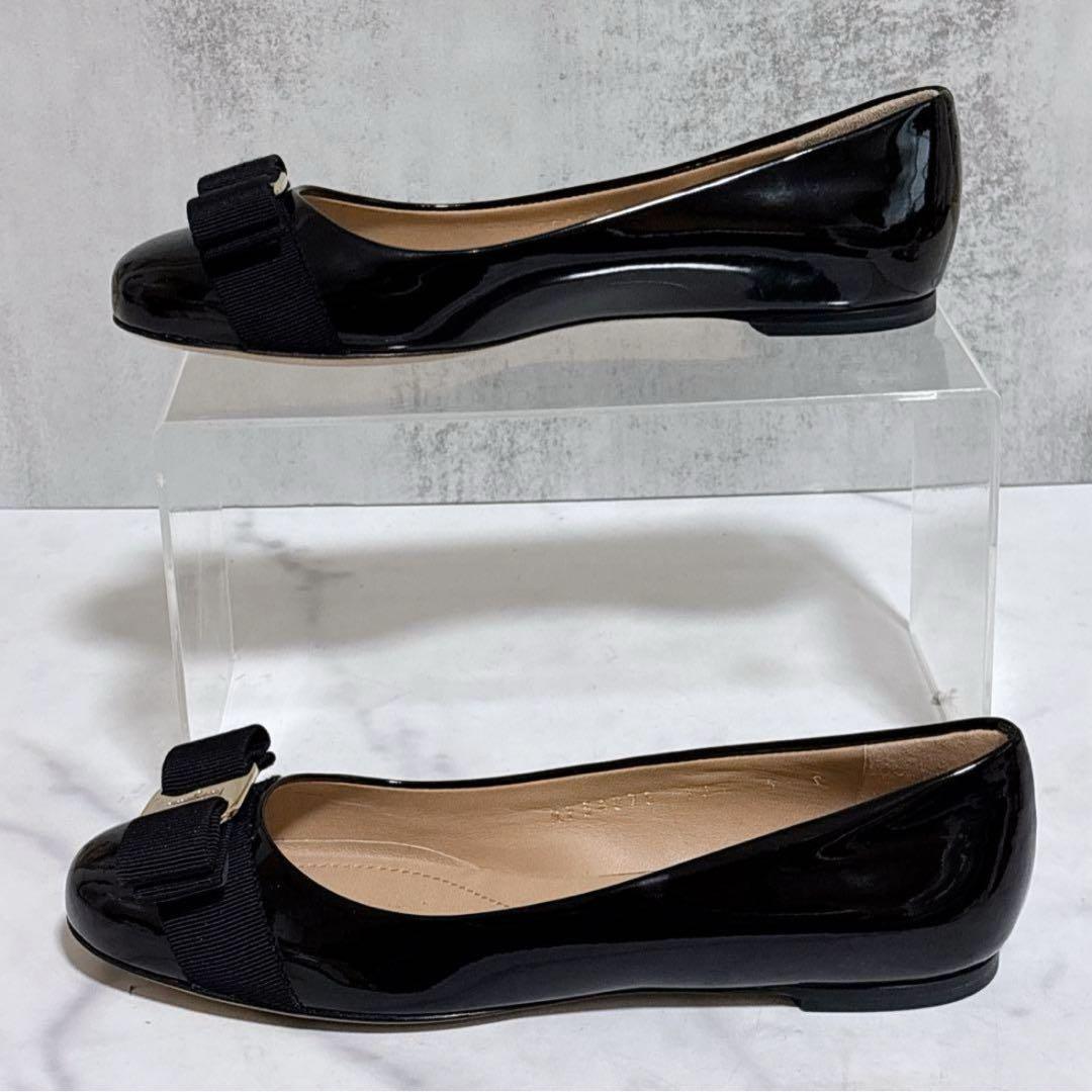 未使用品フェラガモ ヴァリナ バレエシューズ ヴァラ リボン エナメル ブラック