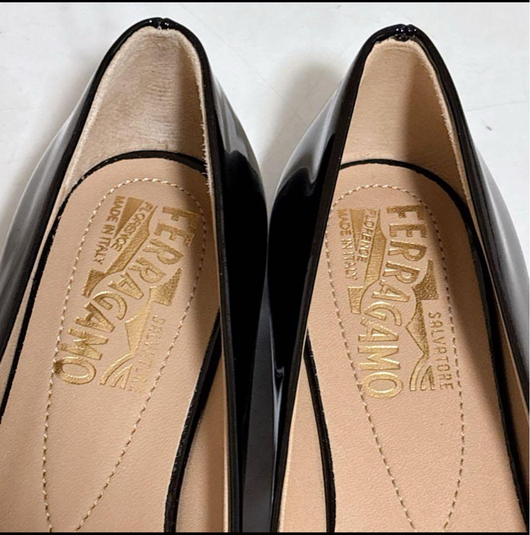 未使用品フェラガモ ヴァリナ バレエシューズ ヴァラ リボン エナメル ブラック