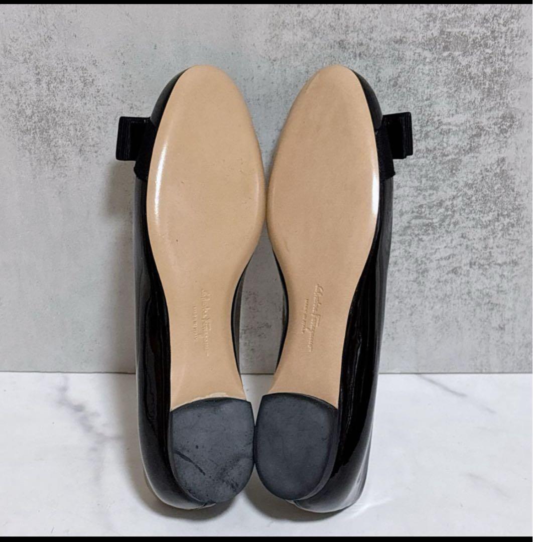 未使用品フェラガモ ヴァリナ バレエシューズ ヴァラ リボン エナメル ブラック