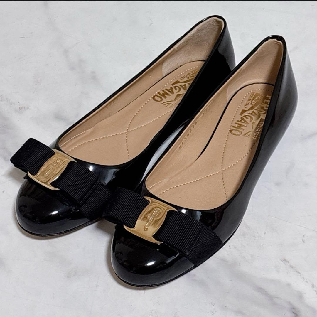 未使用品フェラガモ ヴァリナ バレエシューズ ヴァラ リボン エナメル ブラック
