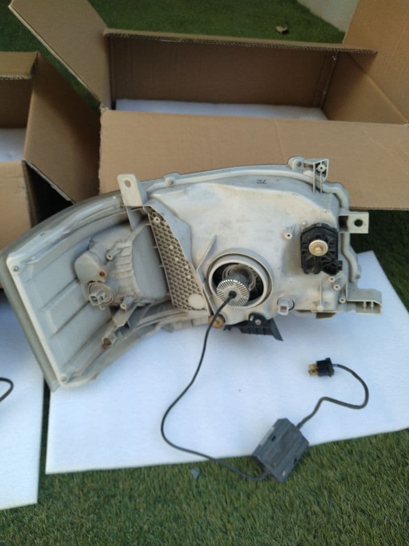 ハイエース　純正ヘッドライト4型以降