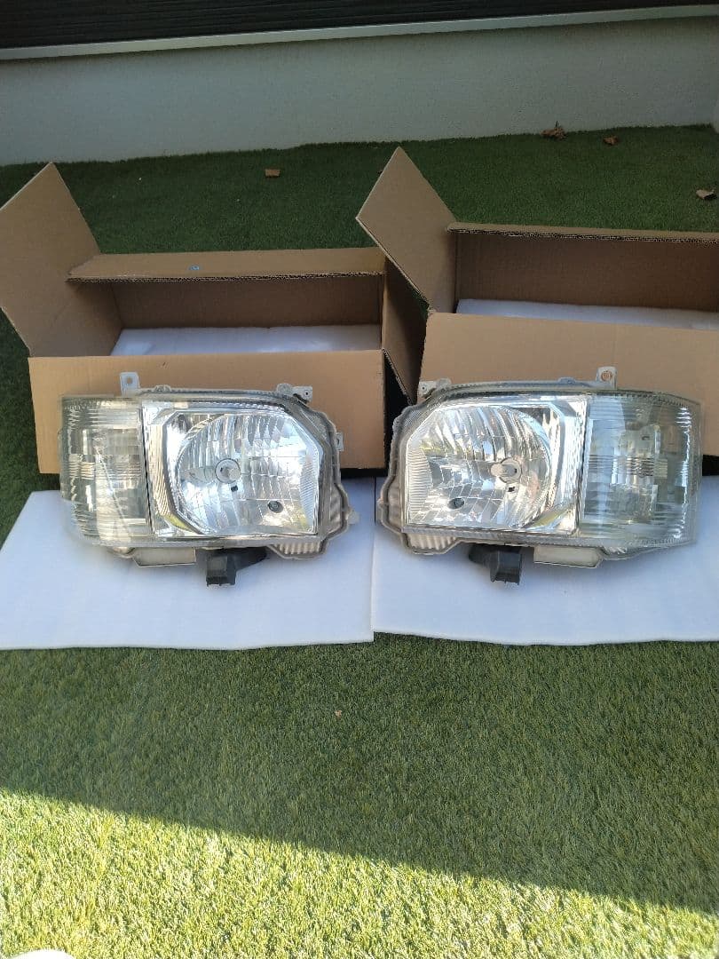 ハイエース　純正ヘッドライト4型以降