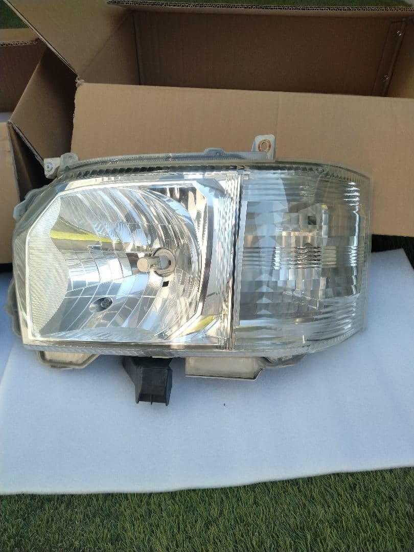 ハイエース　純正ヘッドライト4型以降