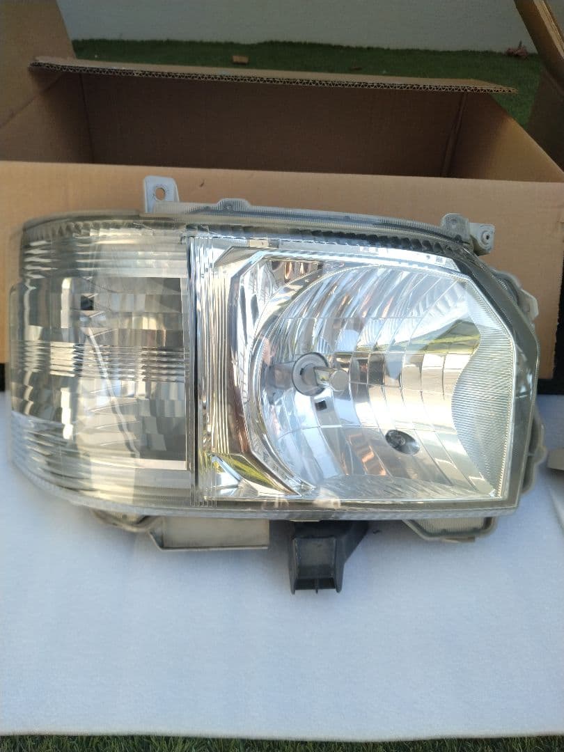 ハイエース　純正ヘッドライト4型以降