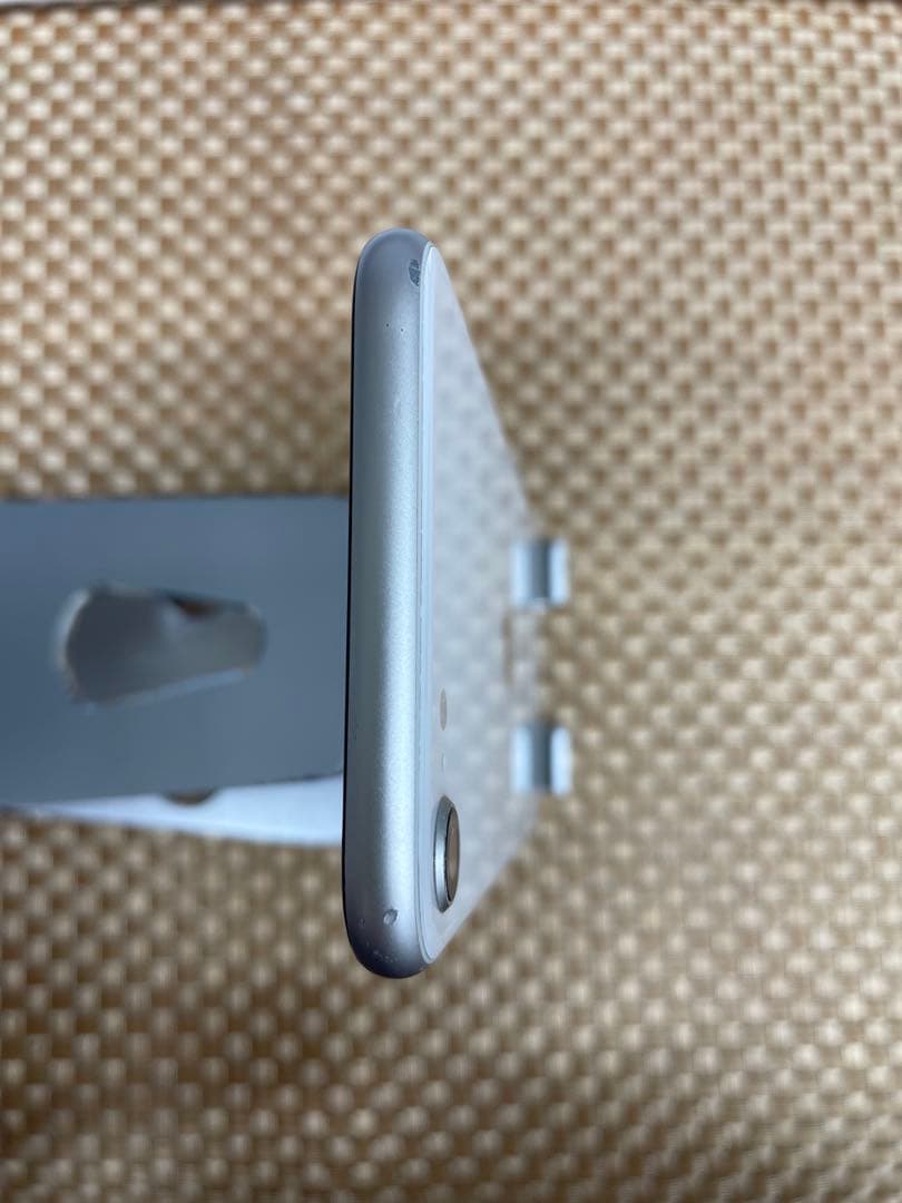 iPhone SE第3世代 64 GBスターライトSIMフリー【4704】