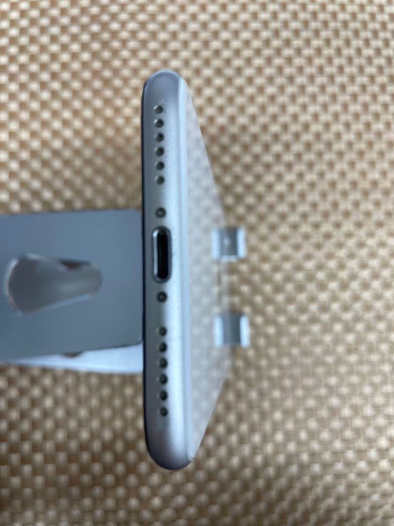 iPhone SE第3世代 64 GBスターライトSIMフリー【4704】