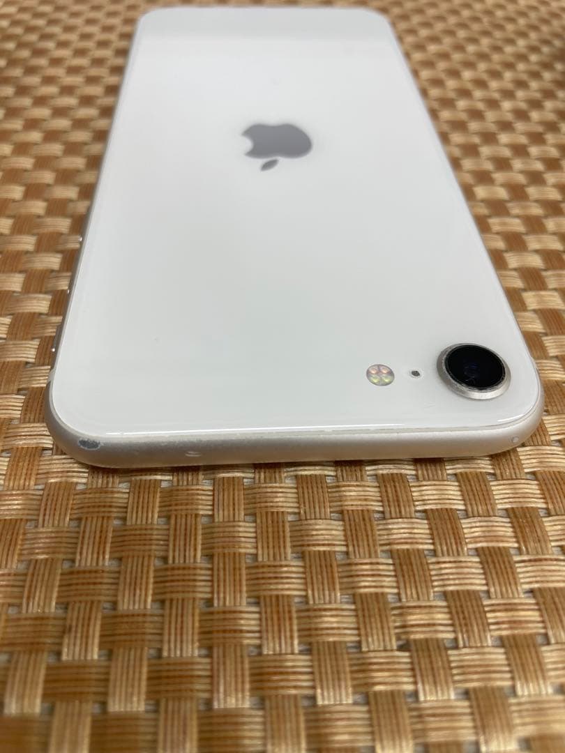 iPhone SE第3世代 64 GBスターライトSIMフリー【4704】