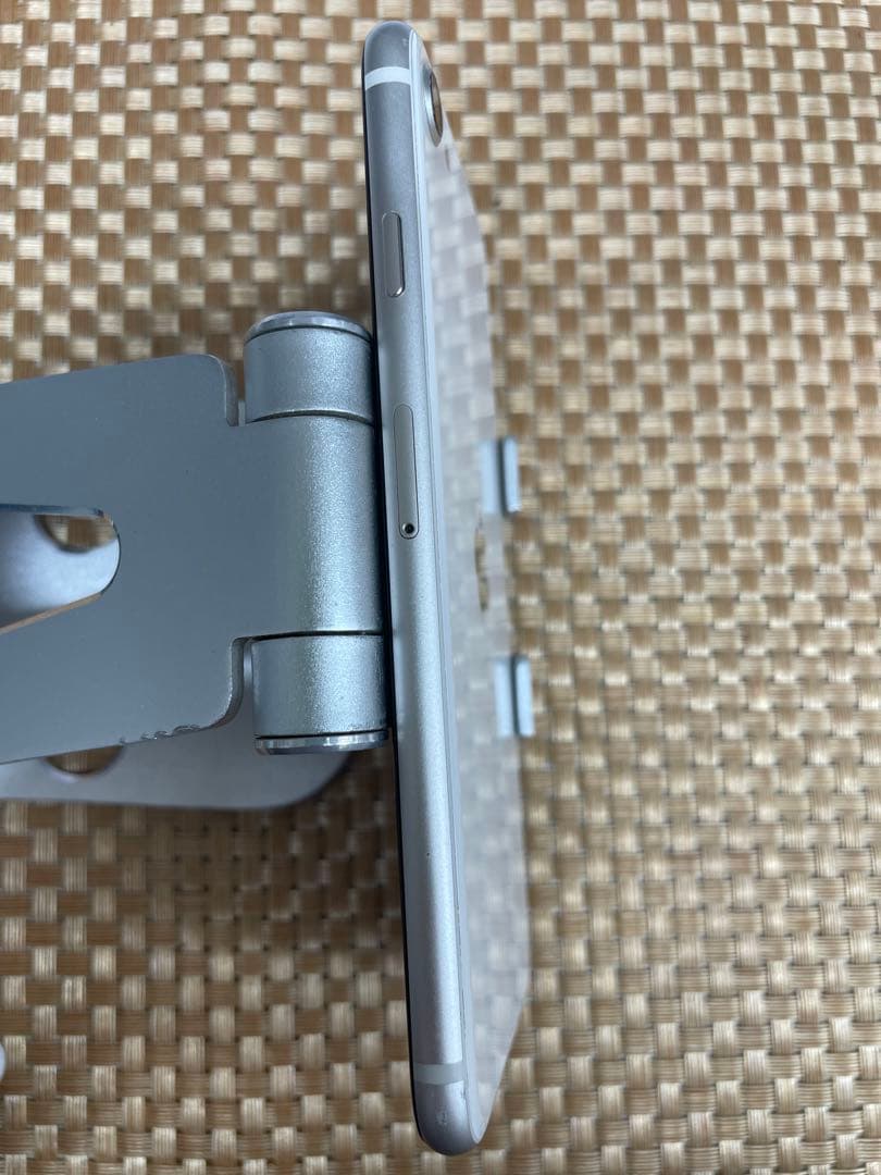 iPhone SE第3世代 64 GBスターライトSIMフリー【4704】