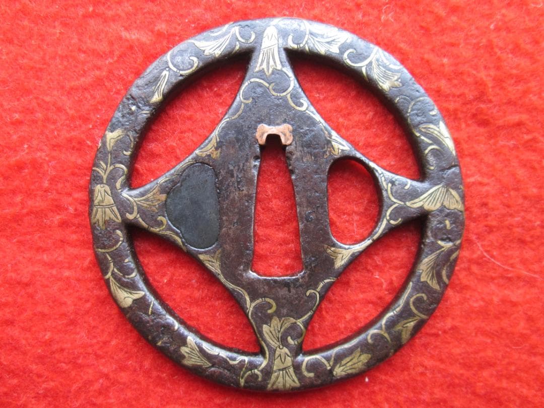 江戸期作　平安城透かし鍔　鍛鉄　糸巻きに唐草文様　象嵌　責金　櫃孔埋め