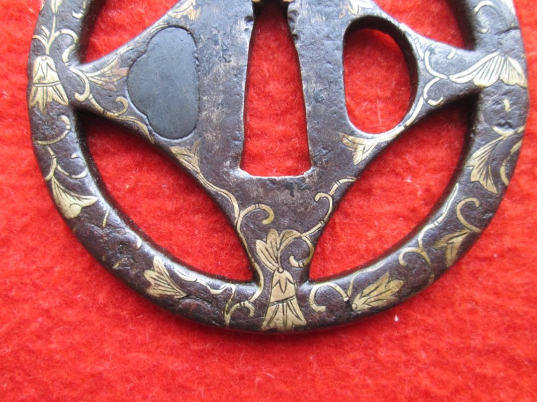 江戸期作　平安城透かし鍔　鍛鉄　糸巻きに唐草文様　象嵌　責金　櫃孔埋め