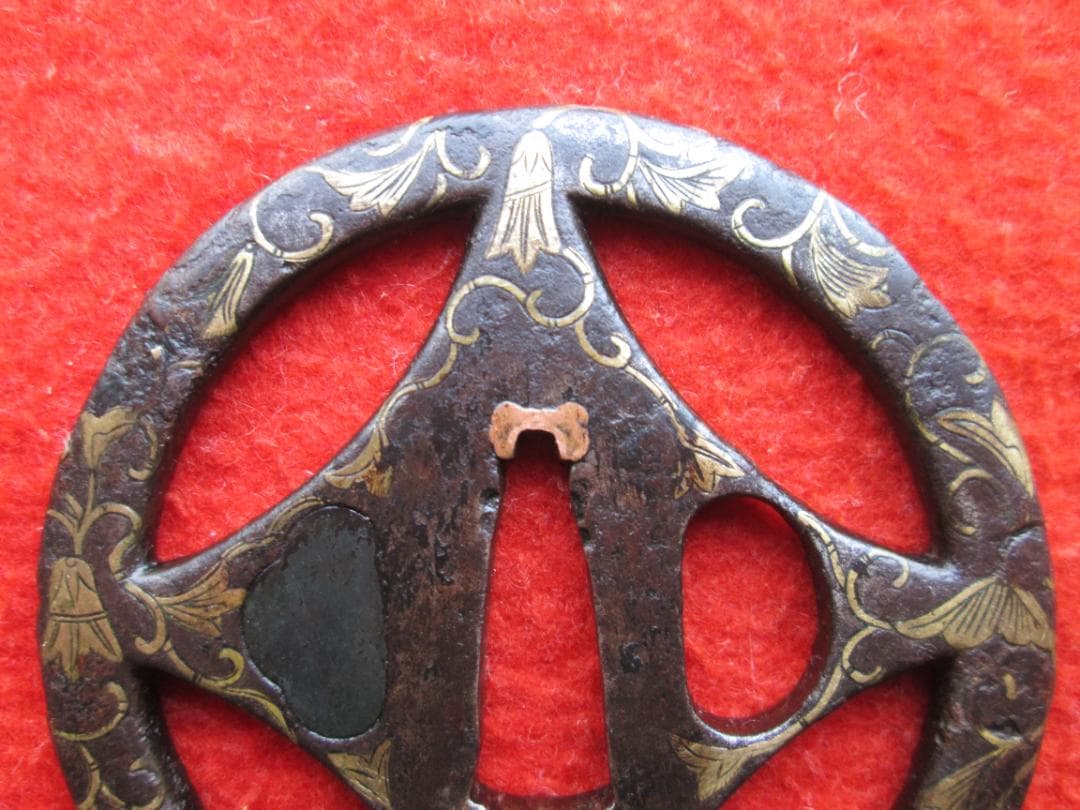 江戸期作　平安城透かし鍔　鍛鉄　糸巻きに唐草文様　象嵌　責金　櫃孔埋め