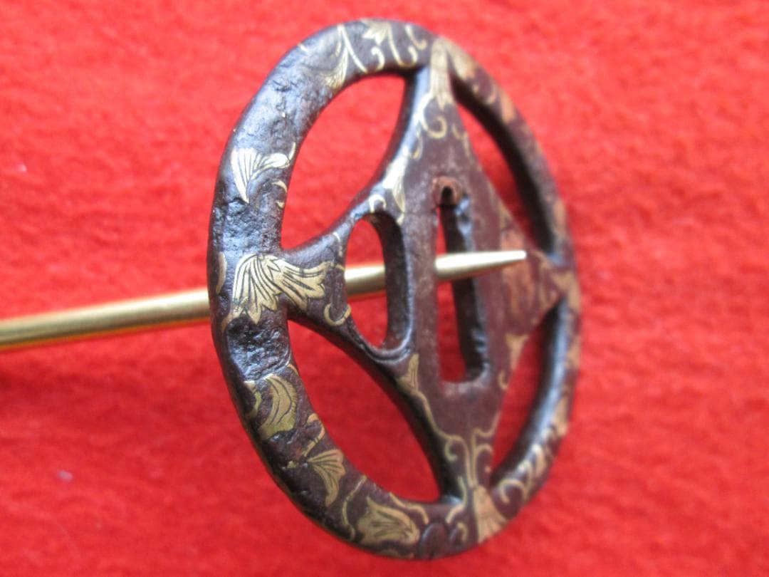 江戸期作　平安城透かし鍔　鍛鉄　糸巻きに唐草文様　象嵌　責金　櫃孔埋め