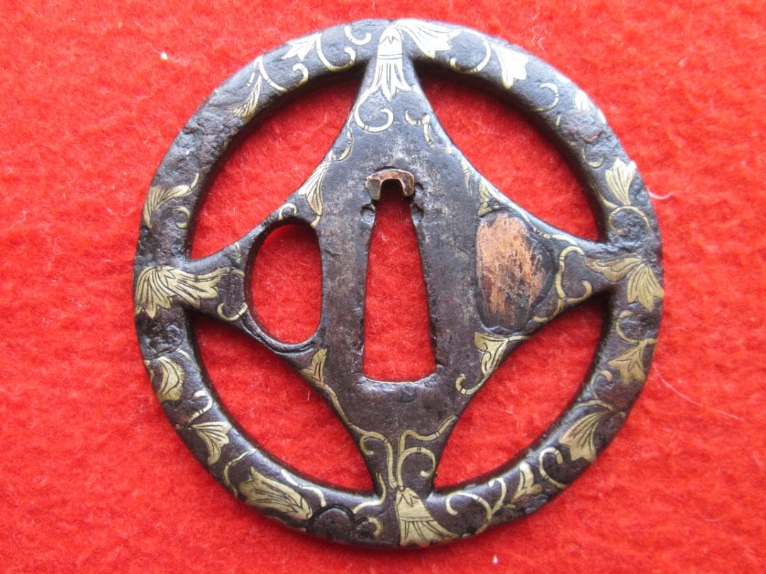 江戸期作　平安城透かし鍔　鍛鉄　糸巻きに唐草文様　象嵌　責金　櫃孔埋め