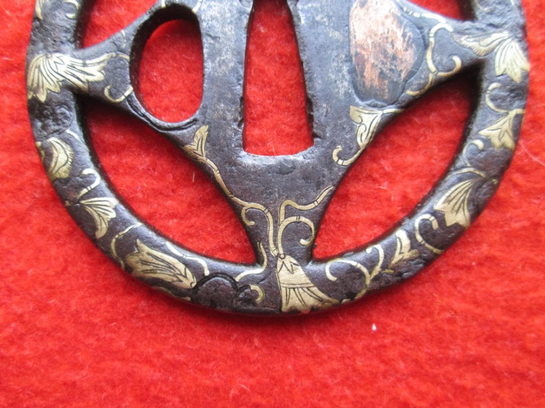 江戸期作　平安城透かし鍔　鍛鉄　糸巻きに唐草文様　象嵌　責金　櫃孔埋め