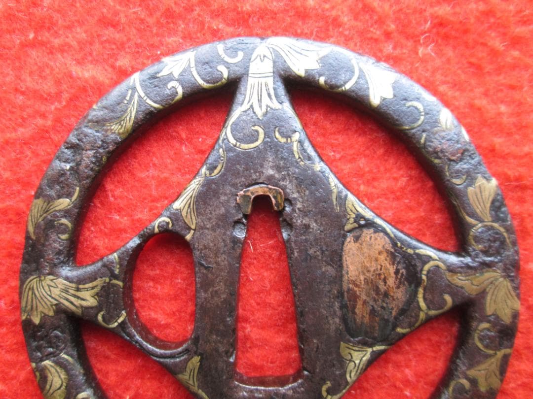 江戸期作　平安城透かし鍔　鍛鉄　糸巻きに唐草文様　象嵌　責金　櫃孔埋め