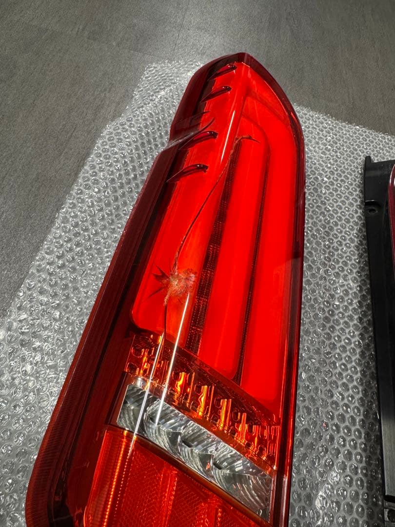 【左割れあり】Valenti ハイエース テールランプ 03663627