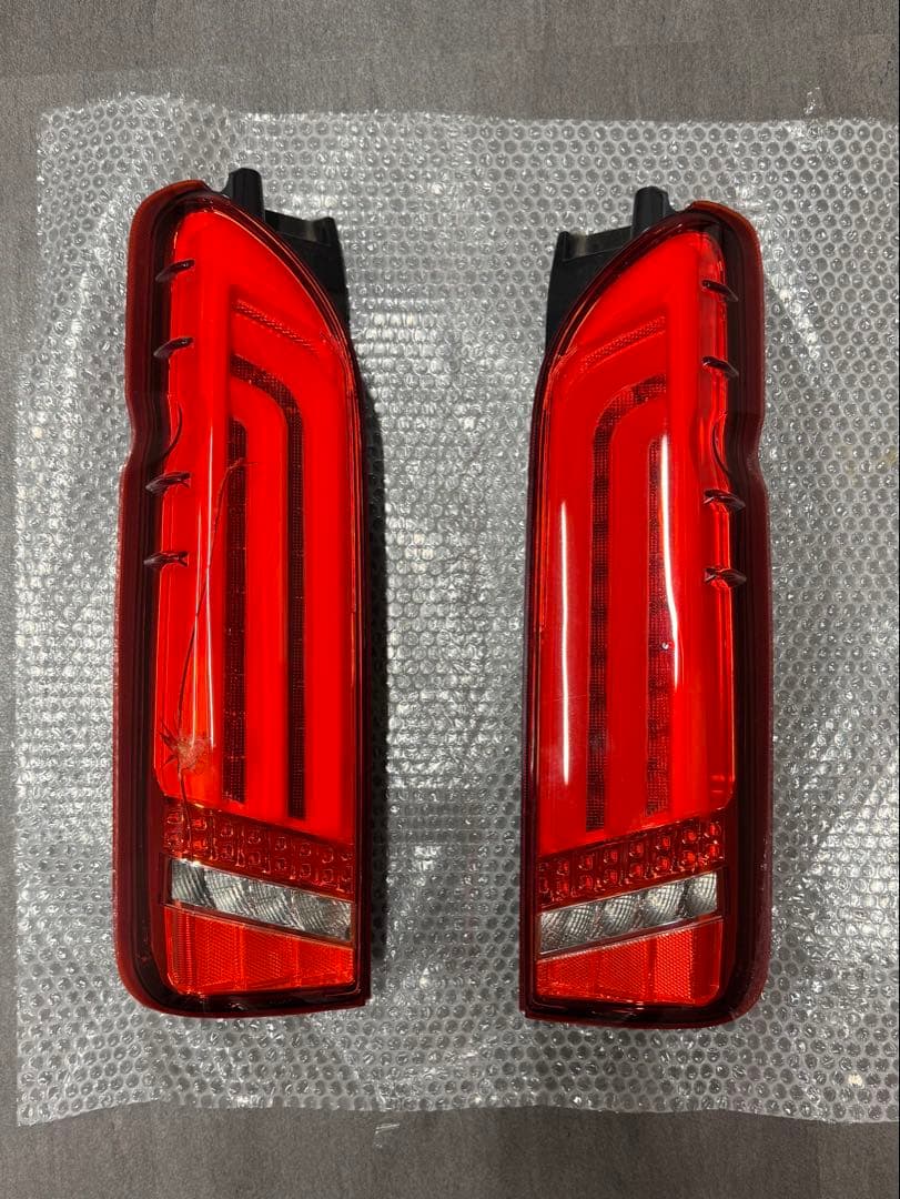 【左割れあり】Valenti ハイエース テールランプ 03663627