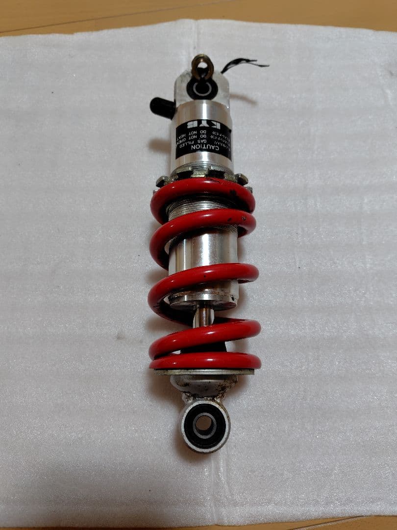 ミ*ク様 ホンダ NS-1 KYB カヤバ リアショック サスペンション 赤 車