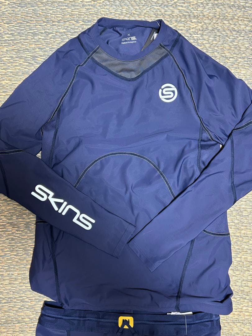 【新品・未使用】上下セットSKINS シリーズ3 メンズ トップス＆タイツ