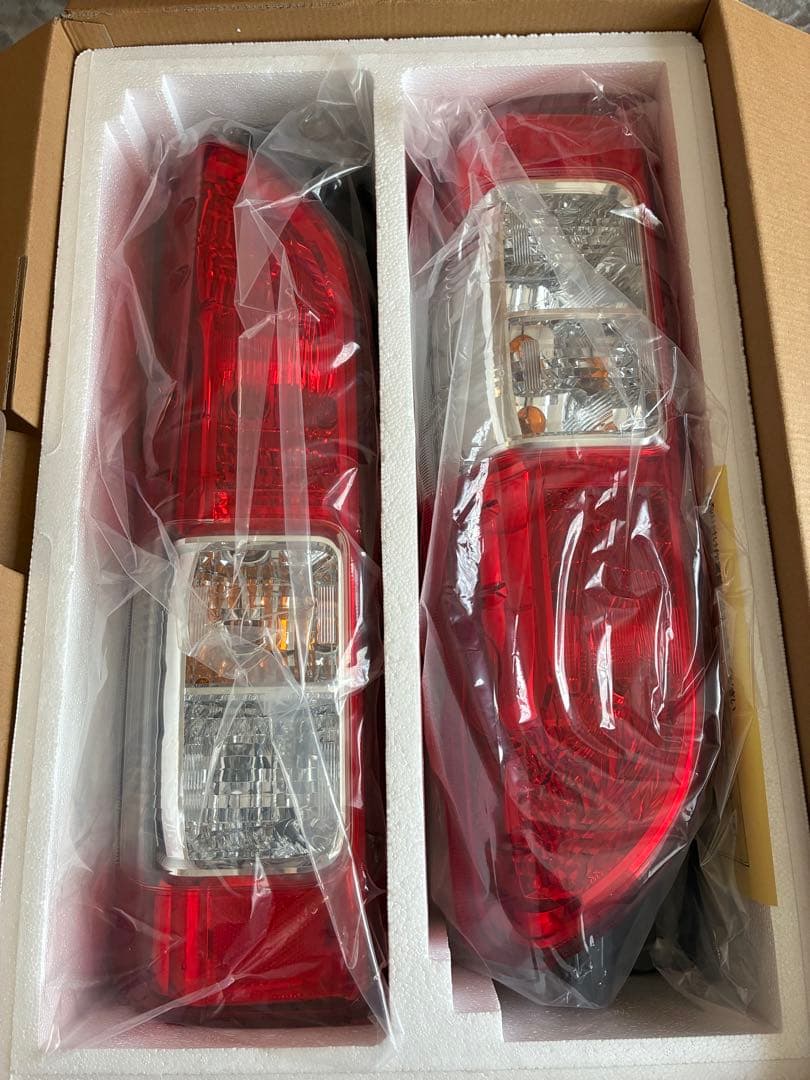 ハイエース　純正　テールランプ　8型新車外し　未使用