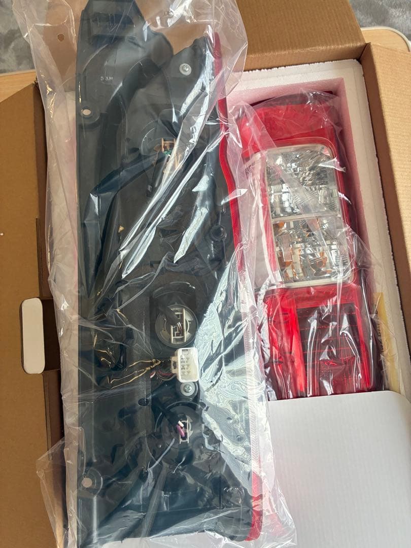 ハイエース　純正　テールランプ　8型新車外し　未使用