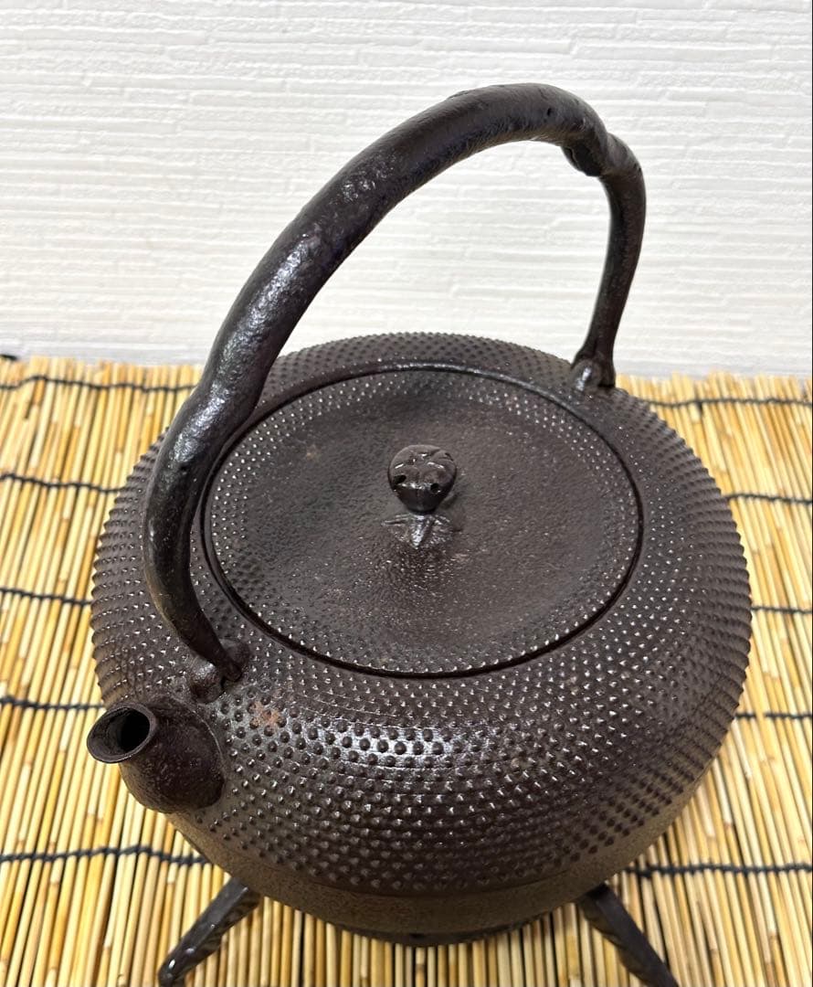 未使用、栞、タグ付 金澤鶴斎(千代吉)造 南部形２０型 姥口アラレ　南部鉄瓶