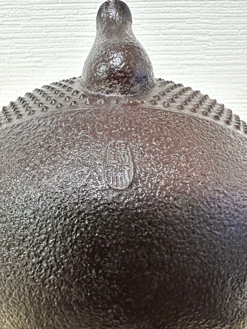 未使用、栞、タグ付 金澤鶴斎(千代吉)造 南部形２０型 姥口アラレ　南部鉄瓶