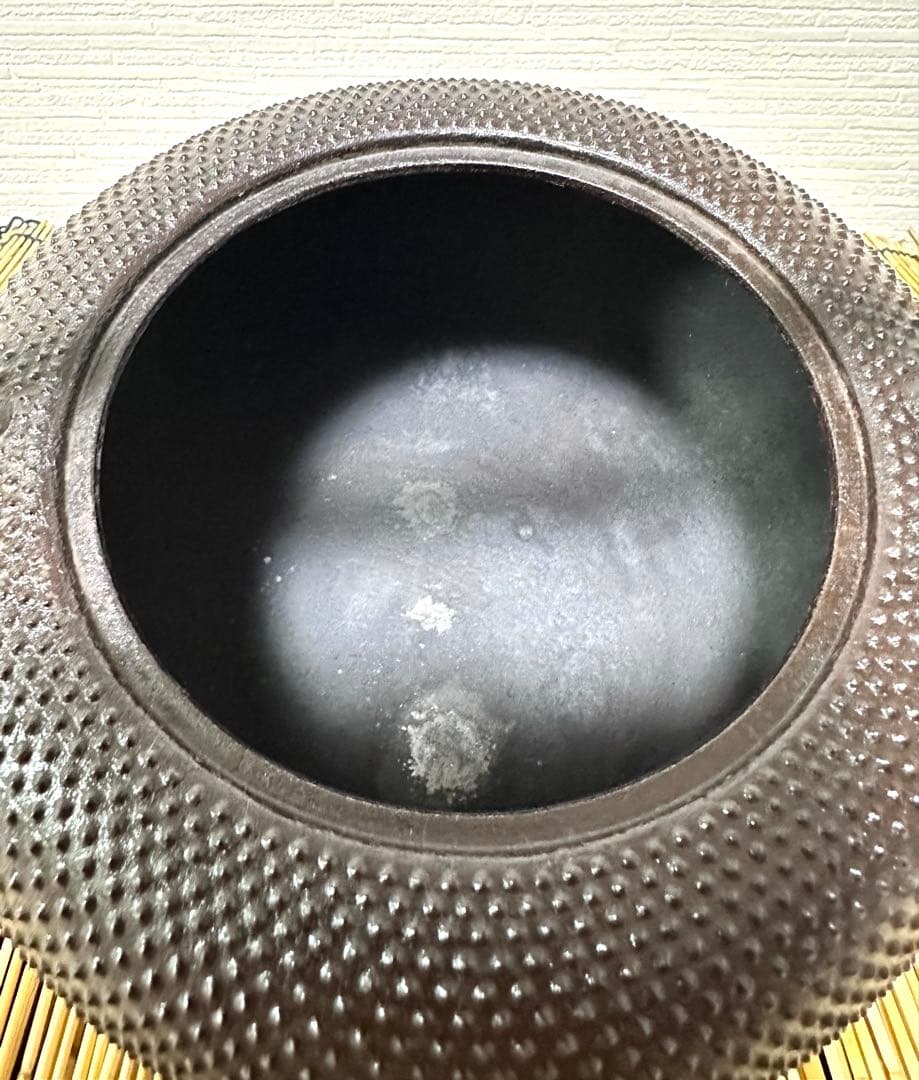 未使用、栞、タグ付 金澤鶴斎(千代吉)造 南部形２０型 姥口アラレ　南部鉄瓶