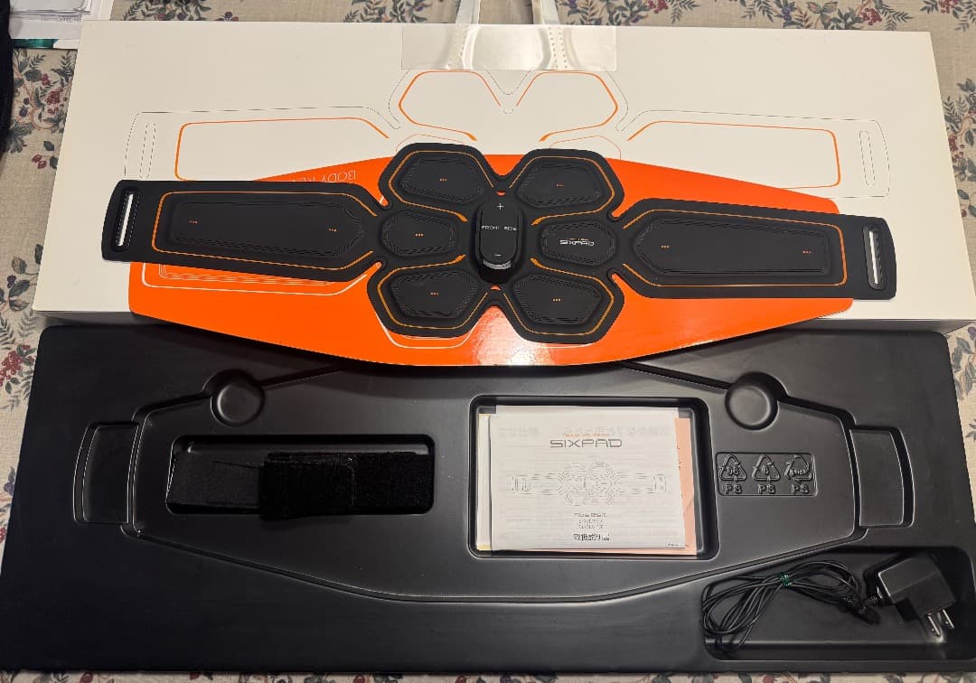 SIXPAD アブズベルト+純正アブズベルトジェル未使用３個をつけてのセットです