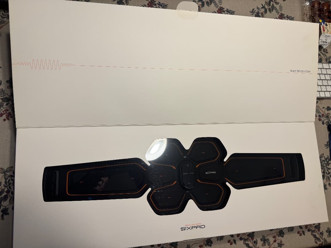 SIXPAD アブズベルト+純正アブズベルトジェル未使用３個をつけてのセットです