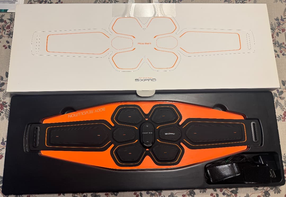 SIXPAD アブズベルト+純正アブズベルトジェル未使用３個をつけてのセットです