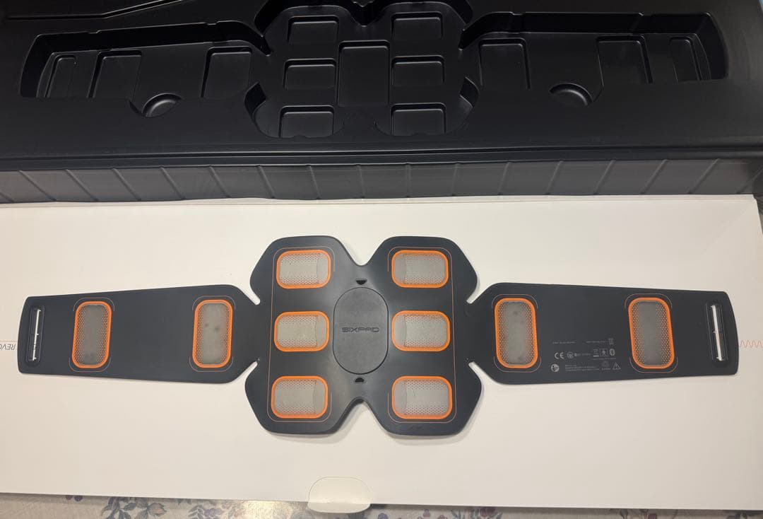 SIXPAD アブズベルト+純正アブズベルトジェル未使用３個をつけてのセットです