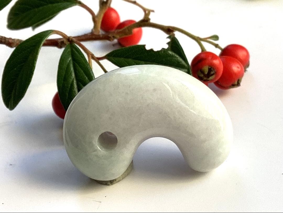 ✳️最後の1個 極上ラベンダー　糸魚川翡翠勾玉　お身近に本物の御守り石を　鑑別書付