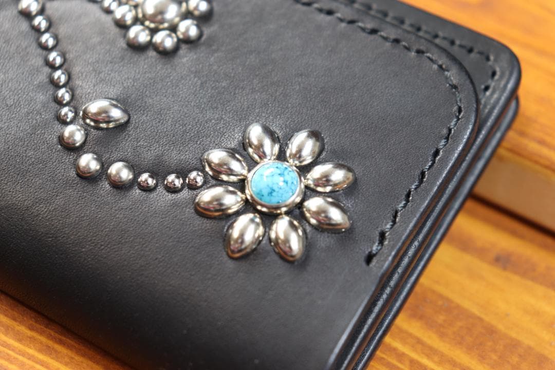 フラワースタッズミドルトラッカーウォレット ハトメ小判カン付き