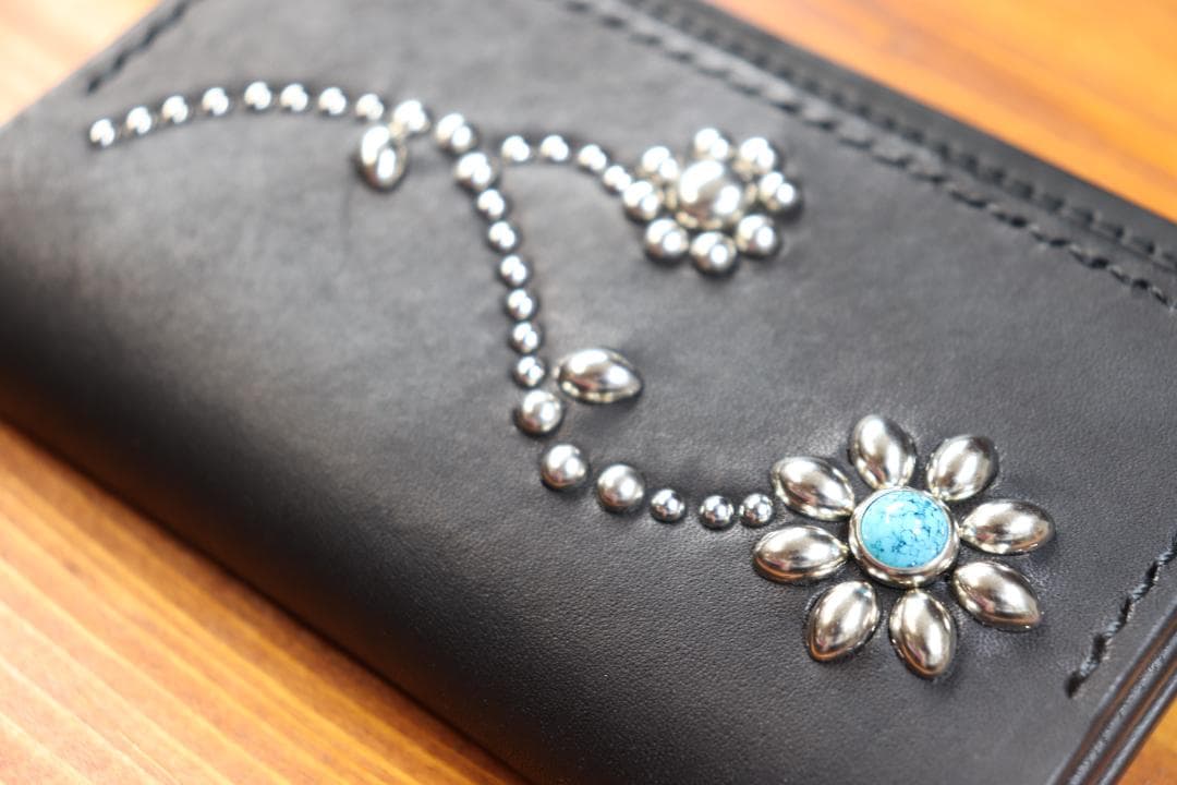 フラワースタッズミドルトラッカーウォレット ハトメ小判カン付き