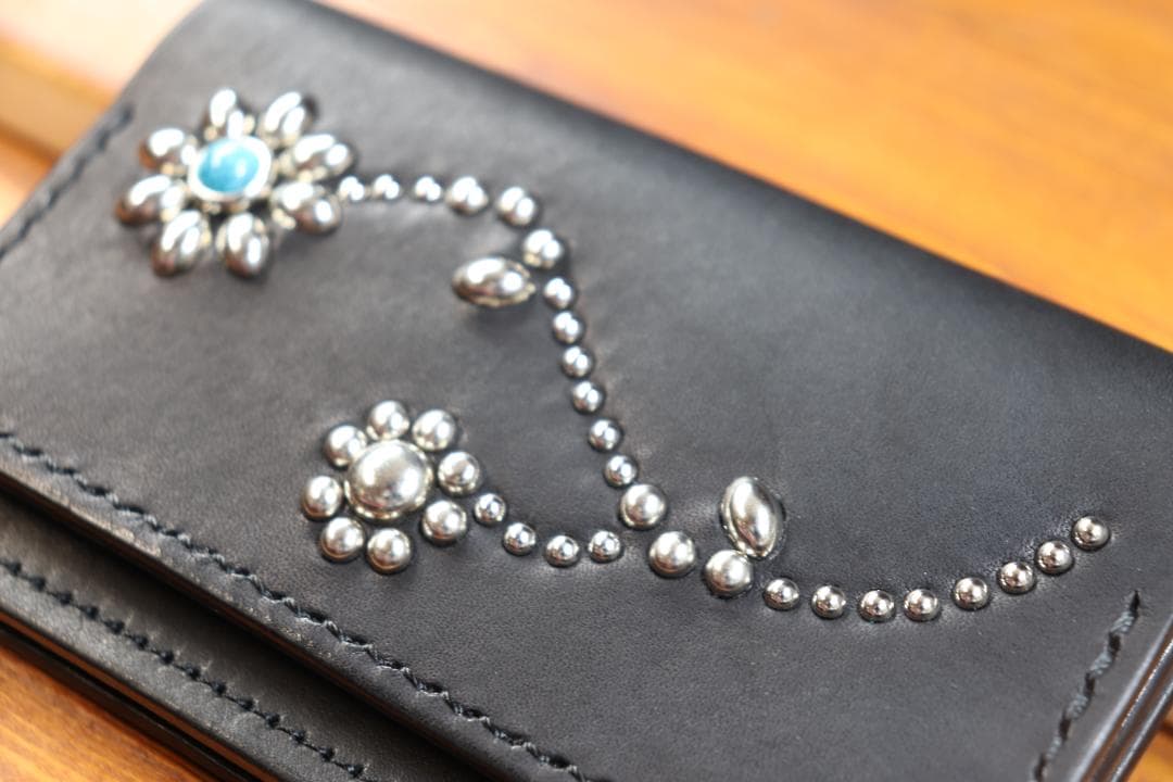 フラワースタッズミドルトラッカーウォレット ハトメ小判カン付き