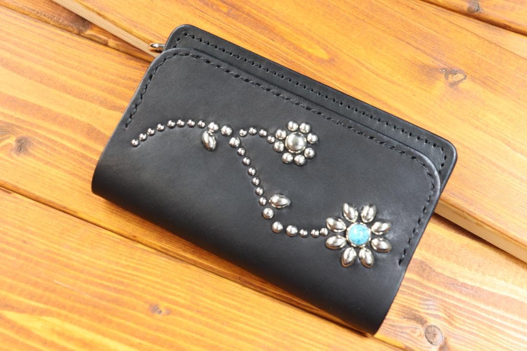 フラワースタッズミドルトラッカーウォレット ハトメ小判カン付き