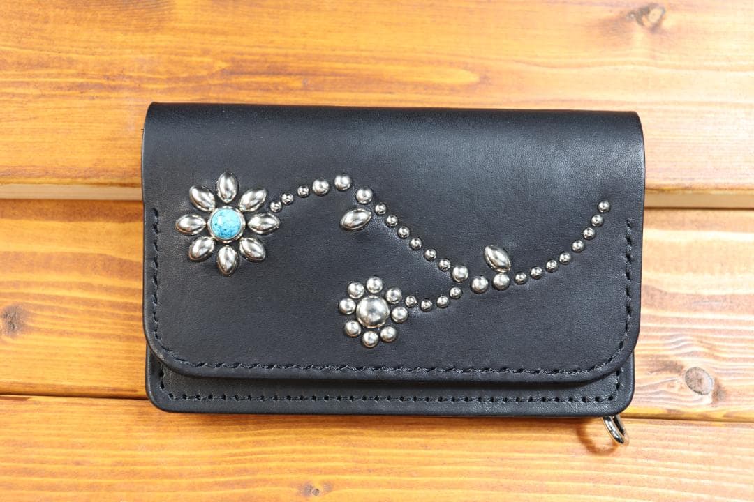 フラワースタッズミドルトラッカーウォレット ハトメ小判カン付き