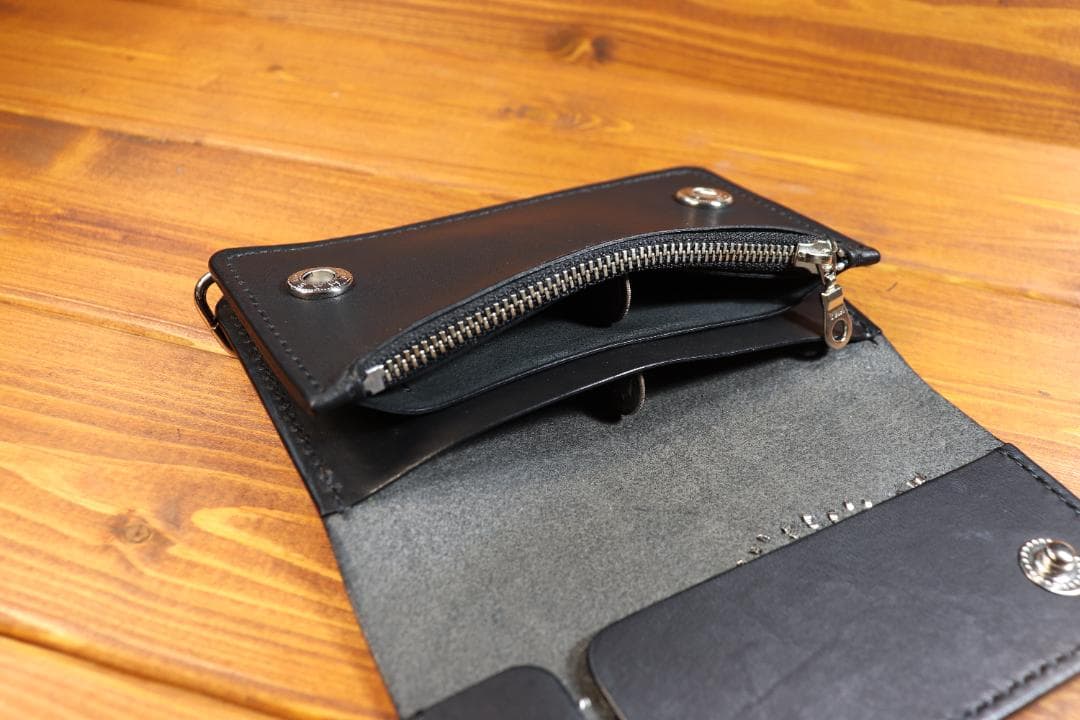 フラワースタッズミドルトラッカーウォレット ハトメ小判カン付き