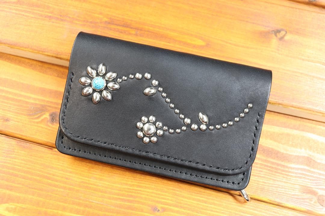 フラワースタッズミドルトラッカーウォレット ハトメ小判カン付き