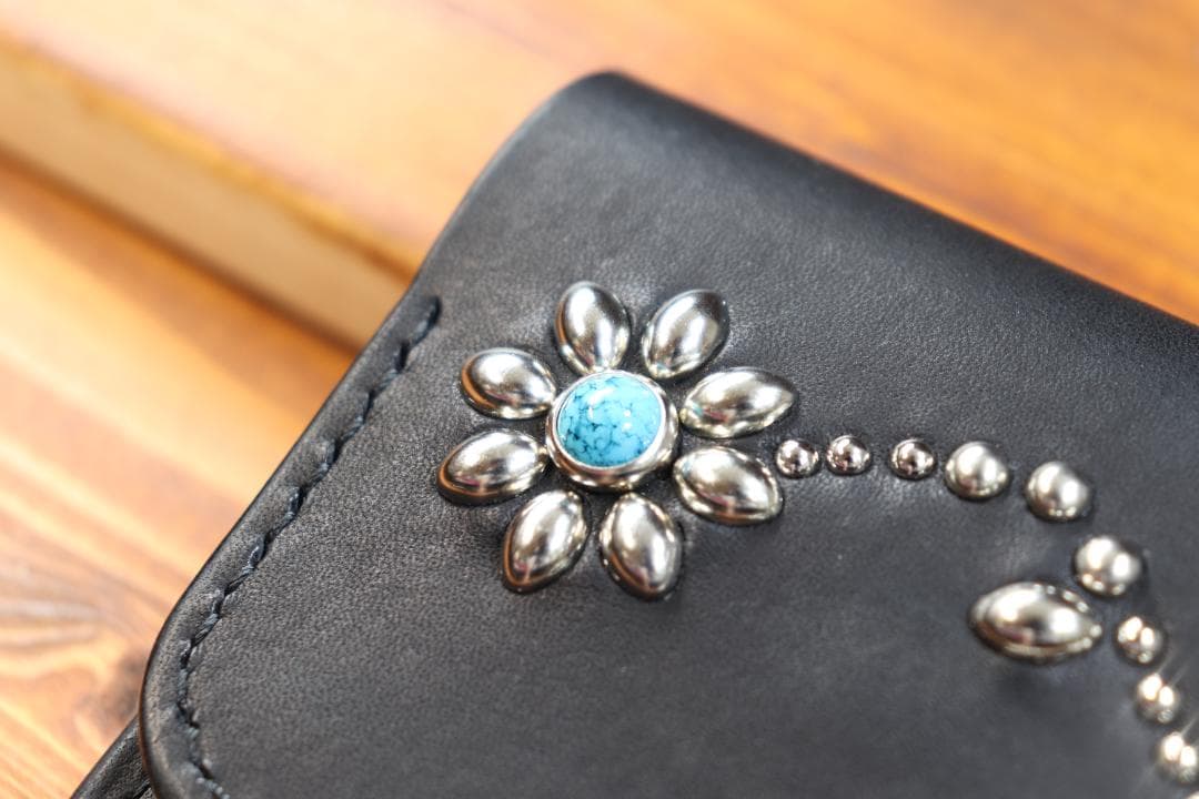 フラワースタッズミドルトラッカーウォレット ハトメ小判カン付き