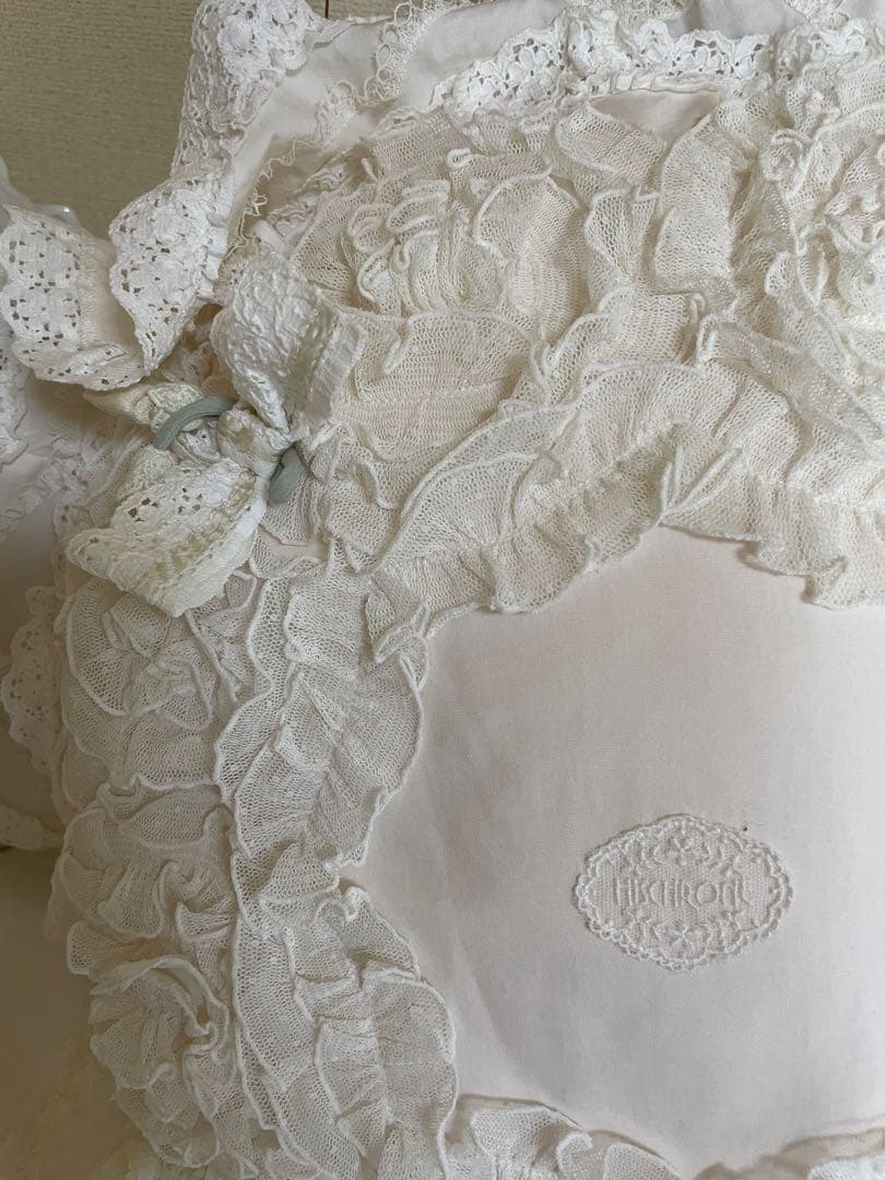 さえらヒスクローネクッション2個ホワイトふりふり