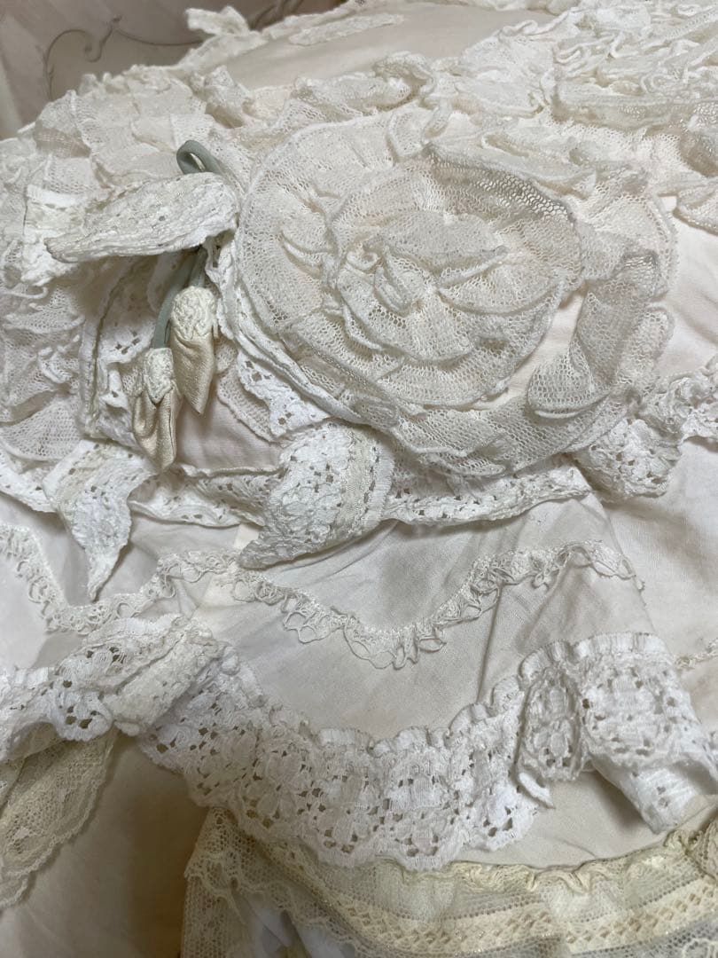 さえらヒスクローネクッション2個ホワイトふりふり