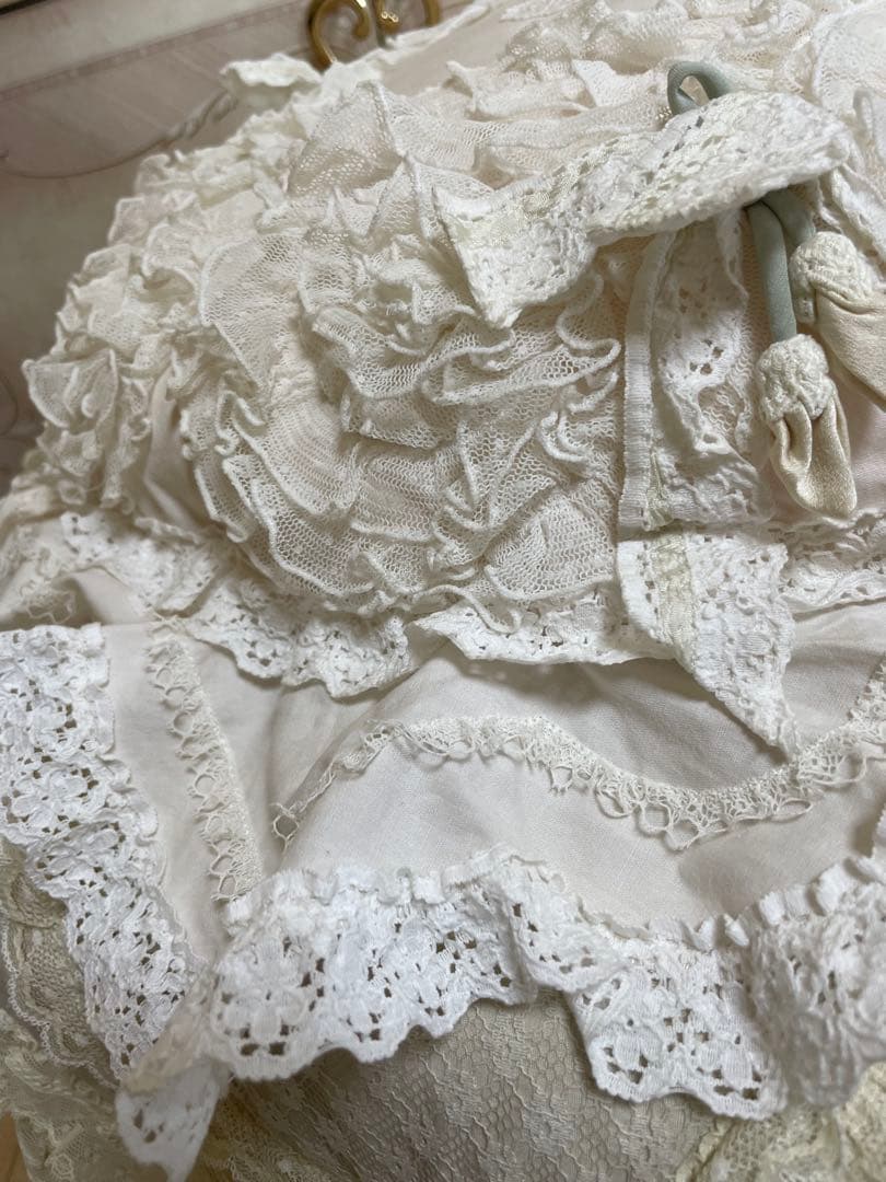 さえらヒスクローネクッション2個ホワイトふりふり