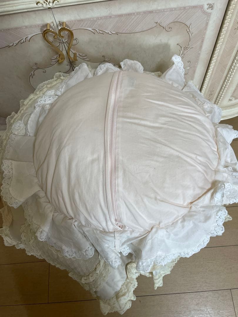 さえらヒスクローネクッション2個ホワイトふりふり