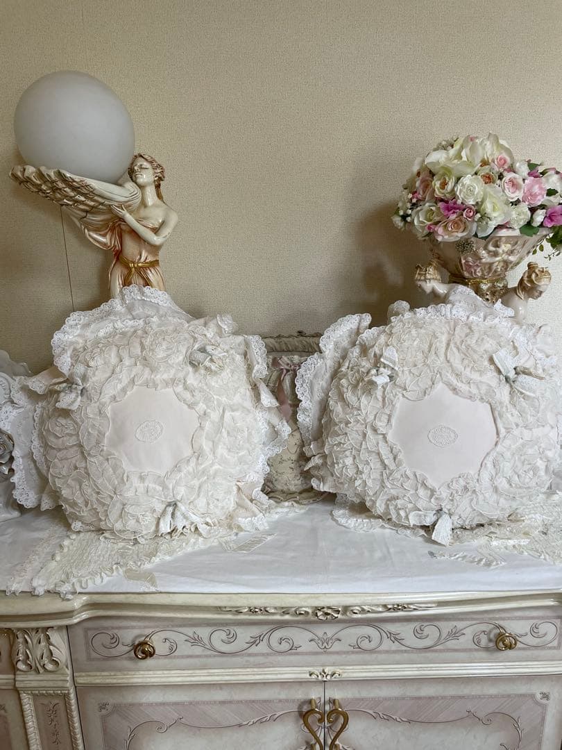 さえらヒスクローネクッション2個ホワイトふりふり