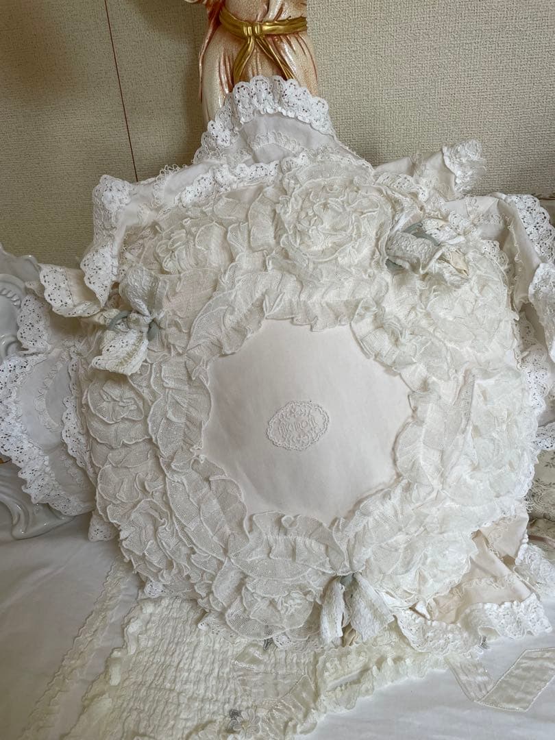 さえらヒスクローネクッション2個ホワイトふりふり