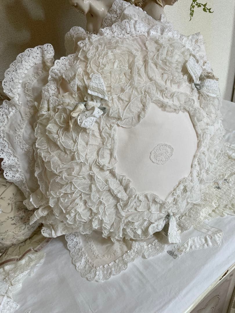 さえらヒスクローネクッション2個ホワイトふりふり