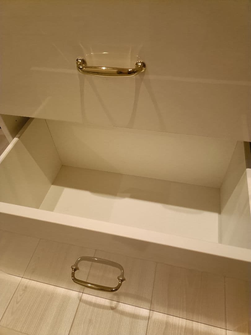 ホワイトキャビネット ガラス扉付き 3引き出し